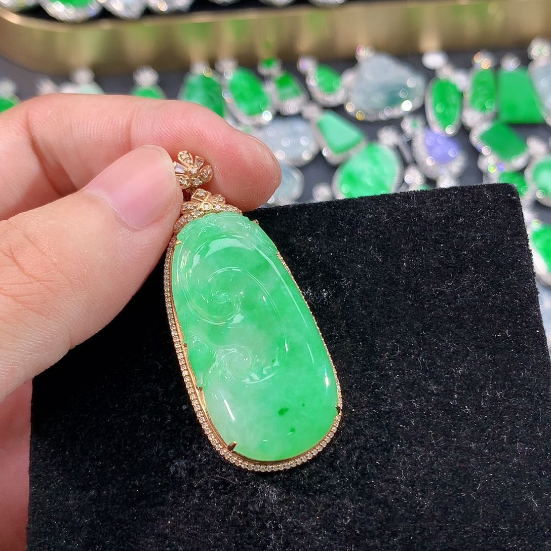 翡翠18K金镶嵌颈饰