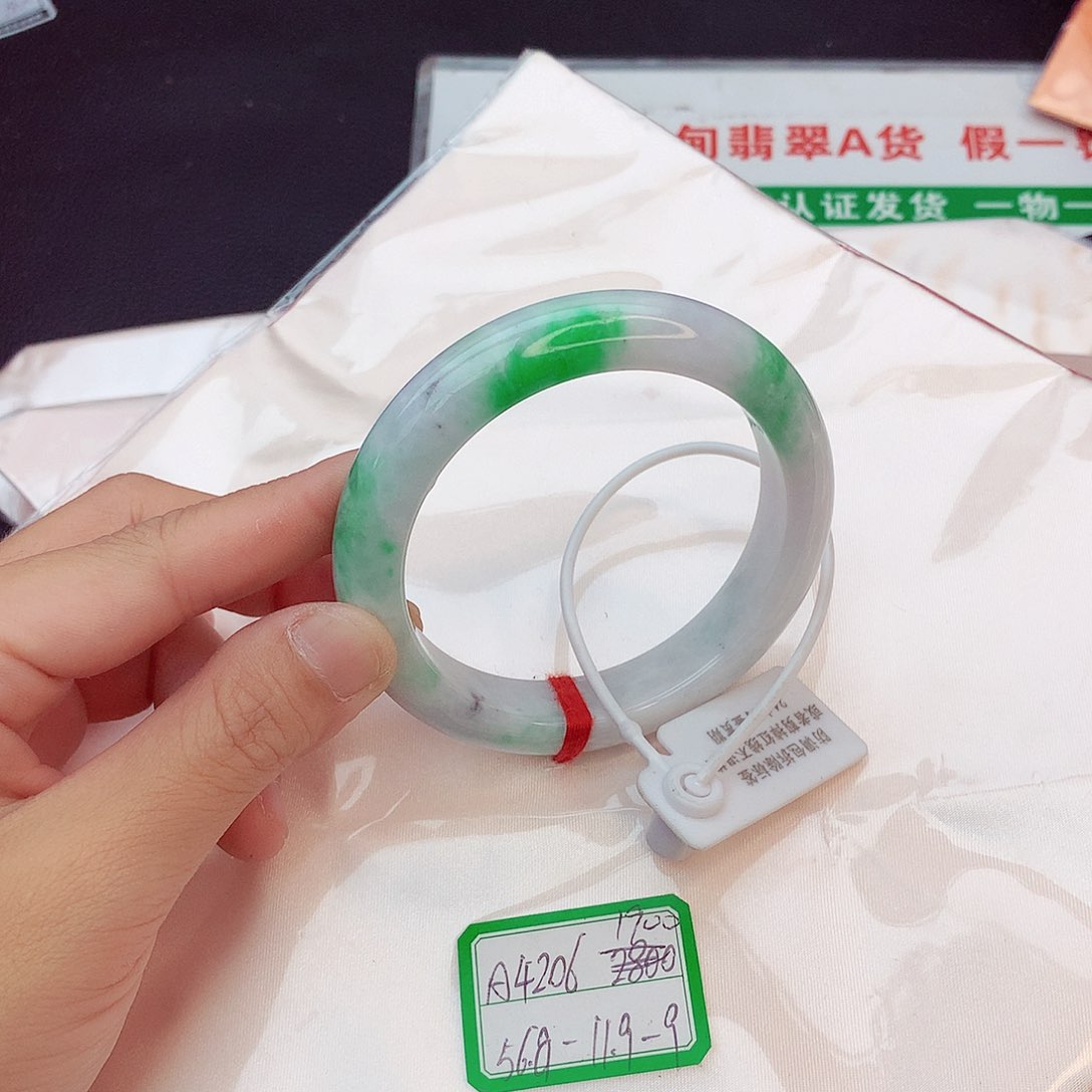 翡翠手镯未镶嵌翡翠