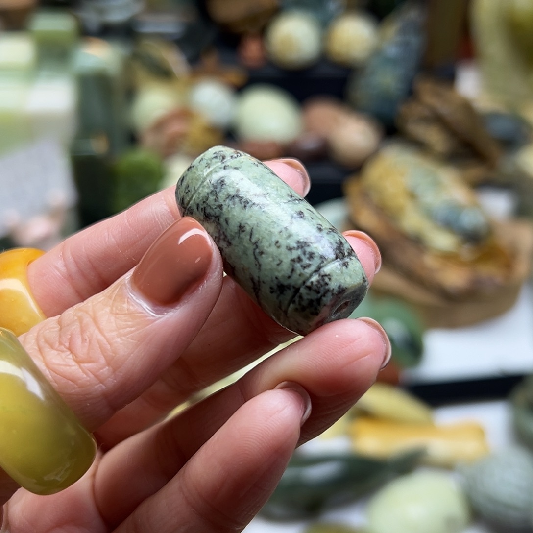 岫岩河磨玉（透闪石质玉）未镶嵌颈饰河磨玉勒子