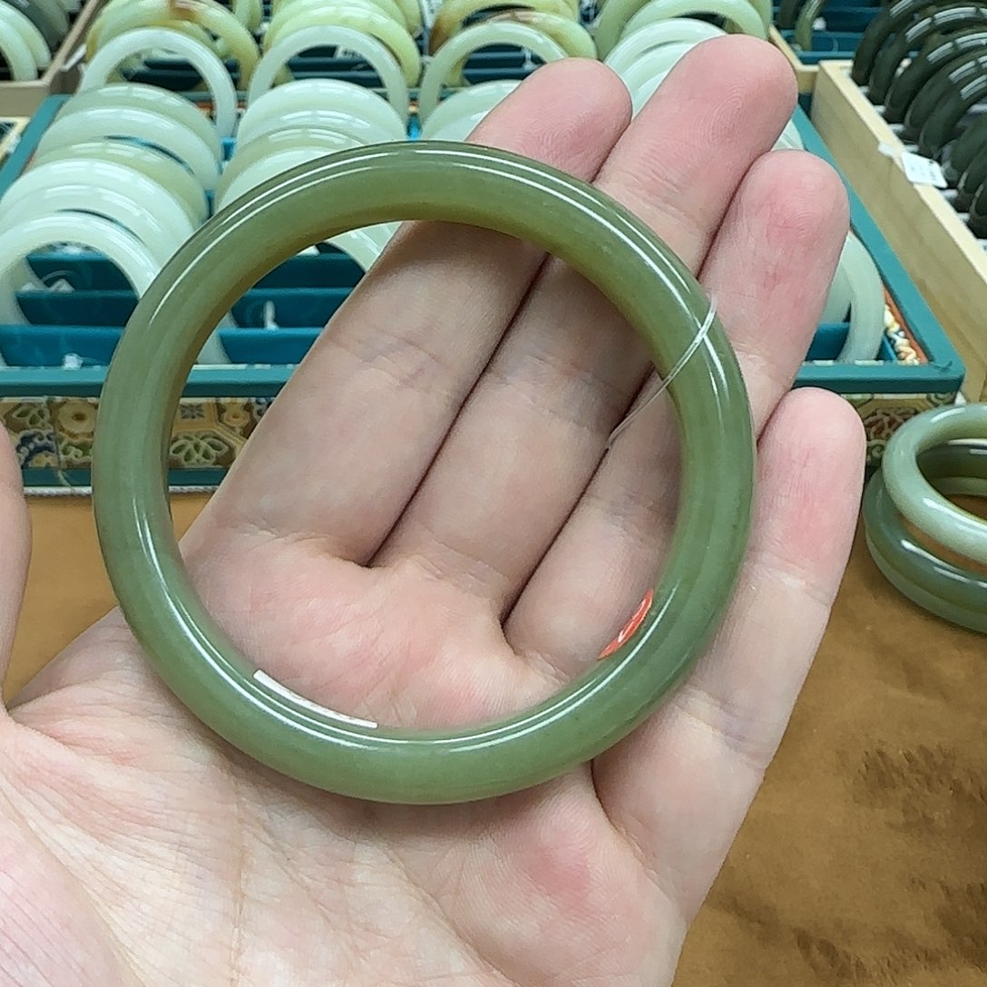 和田玉手镯未镶嵌淡*心