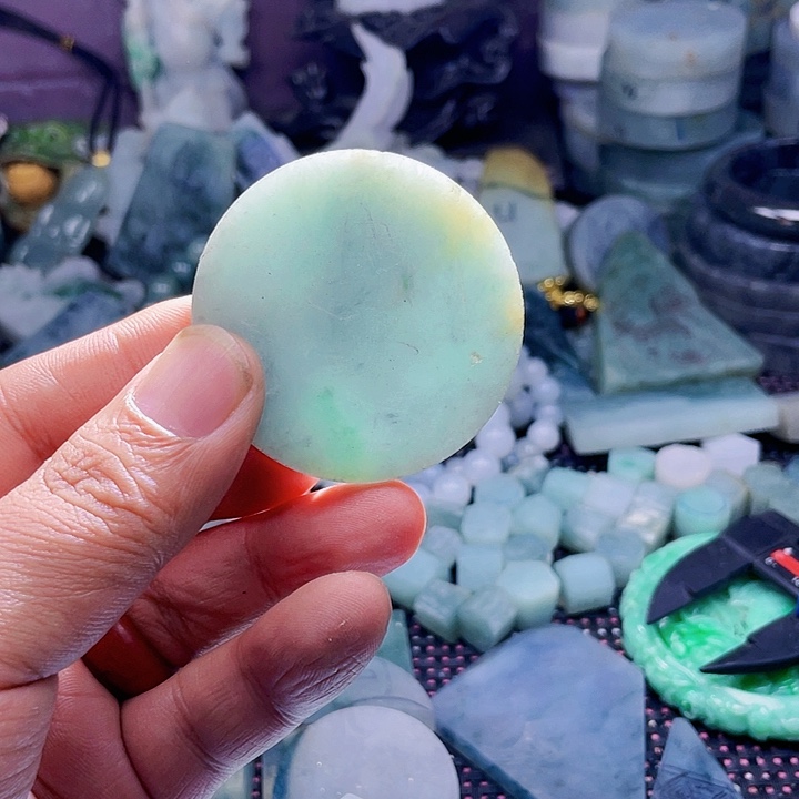 翡翠颈饰未镶嵌翡翠