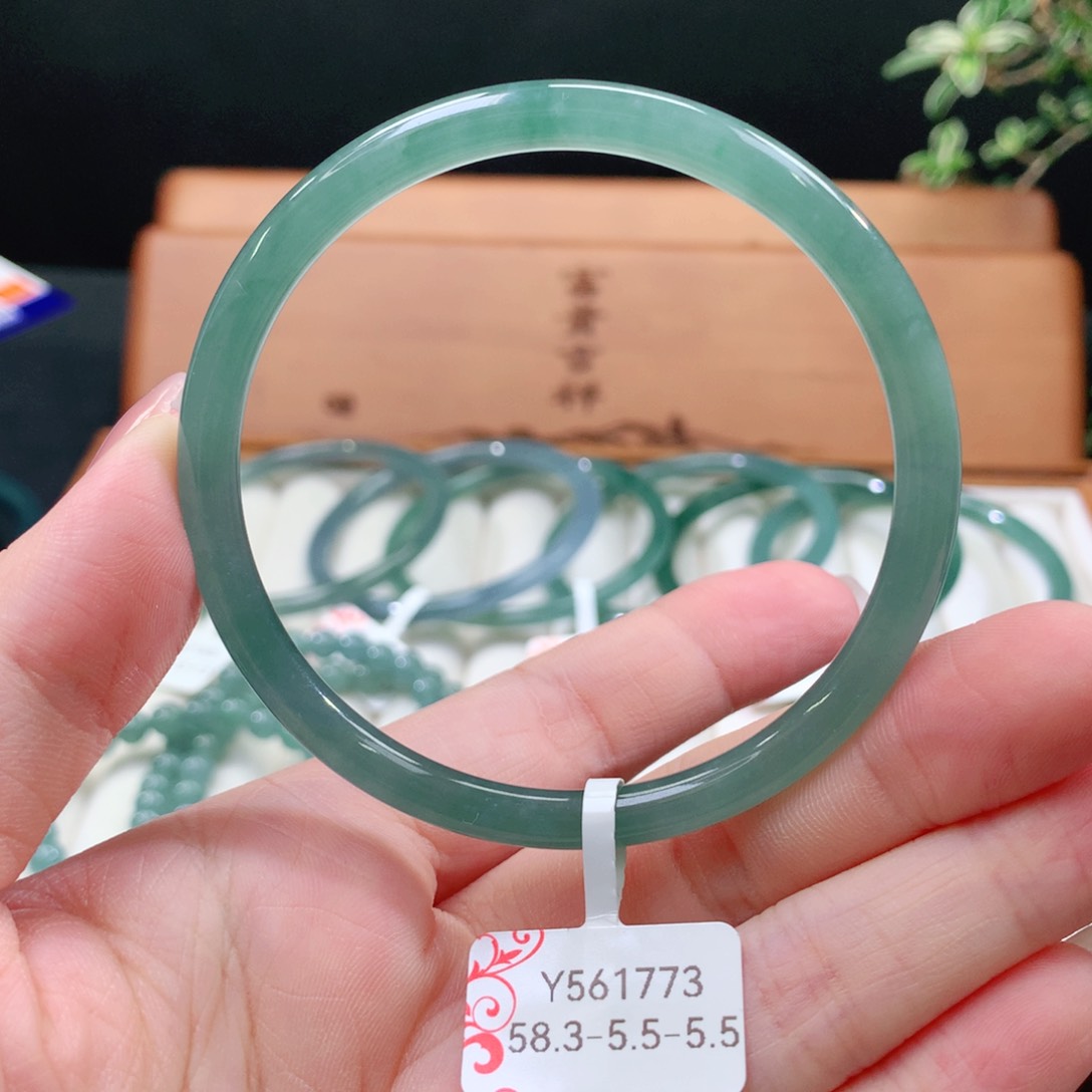 翡翠手镯未镶嵌天然