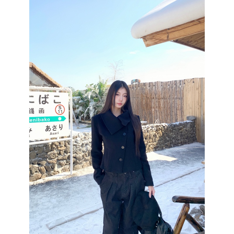 withmin凉皮 修身显瘦短款直筒正肩翻领黑色毛呢外套 J2600215