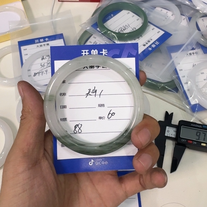 石英质玉手镯未镶嵌