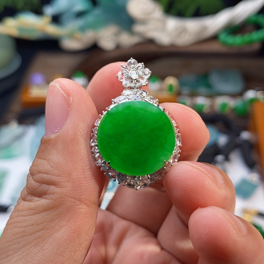 翡翠颈饰18K金镶嵌冰阳绿无事牌