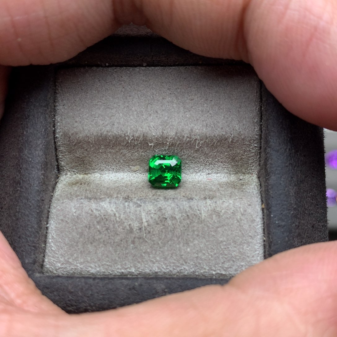 石榴石（沙弗莱）0.85克拉卡扎尼绿未镶嵌