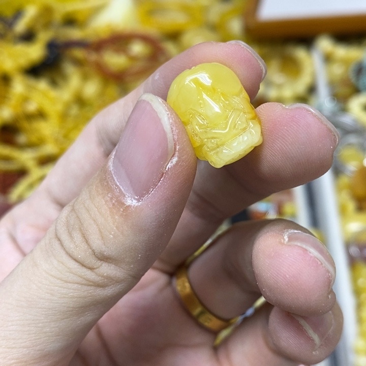 蜜蜡未镶嵌裸石吊坠