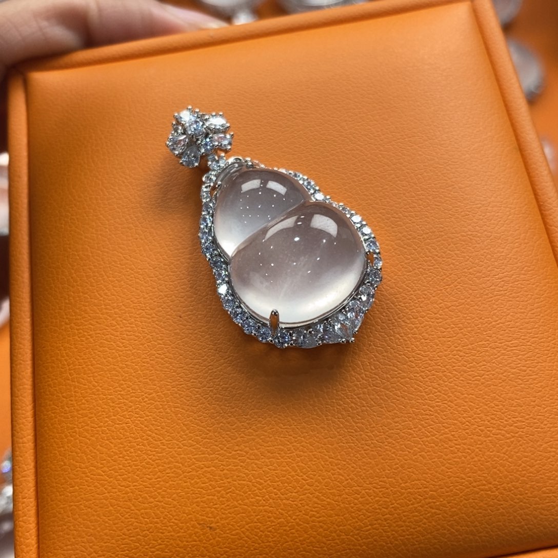 石英质玉吊坠(赠链)合金厚****?