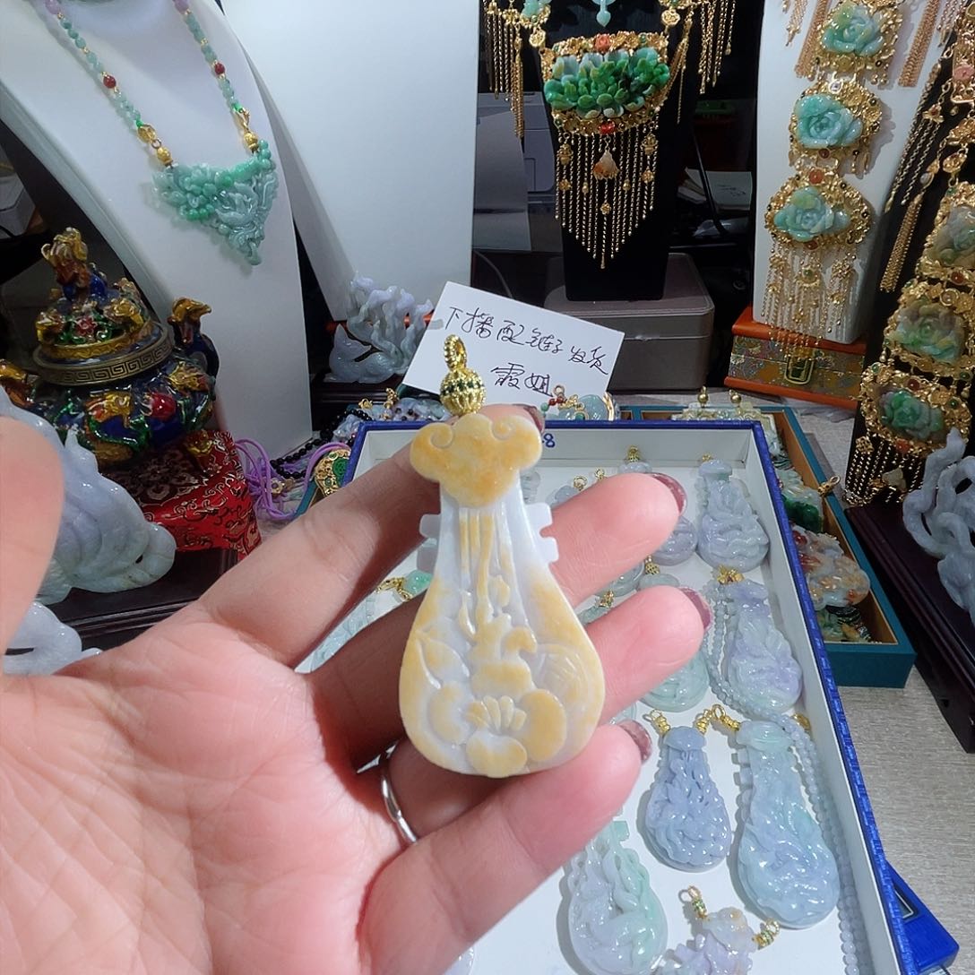 翡翠颈饰未镶嵌翡翠琵琶