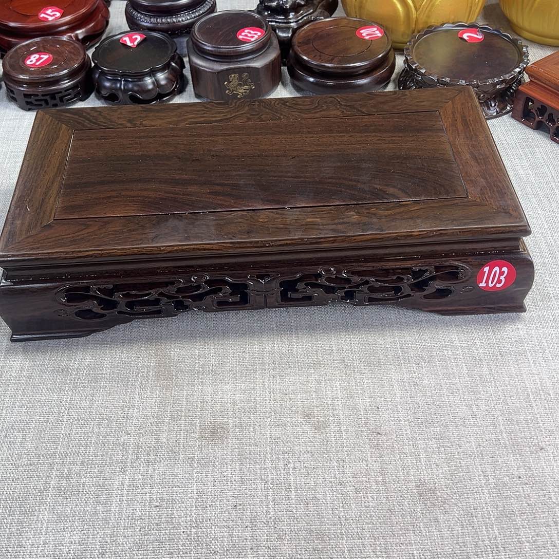 成***人红木底座精雕工艺品
