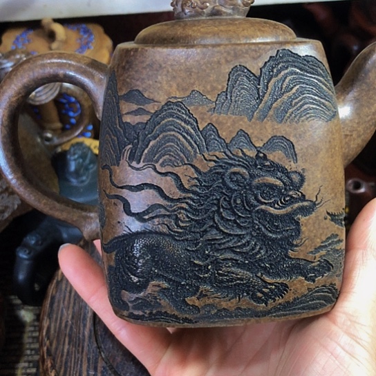 茶壶紫砂原矿泥料手工制作的一把紫砂壶。