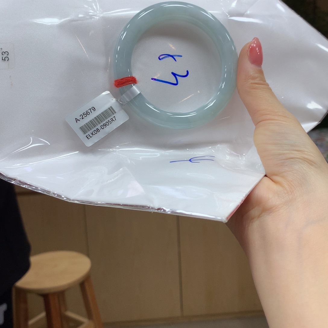 翡翠手镯未镶嵌不退不换