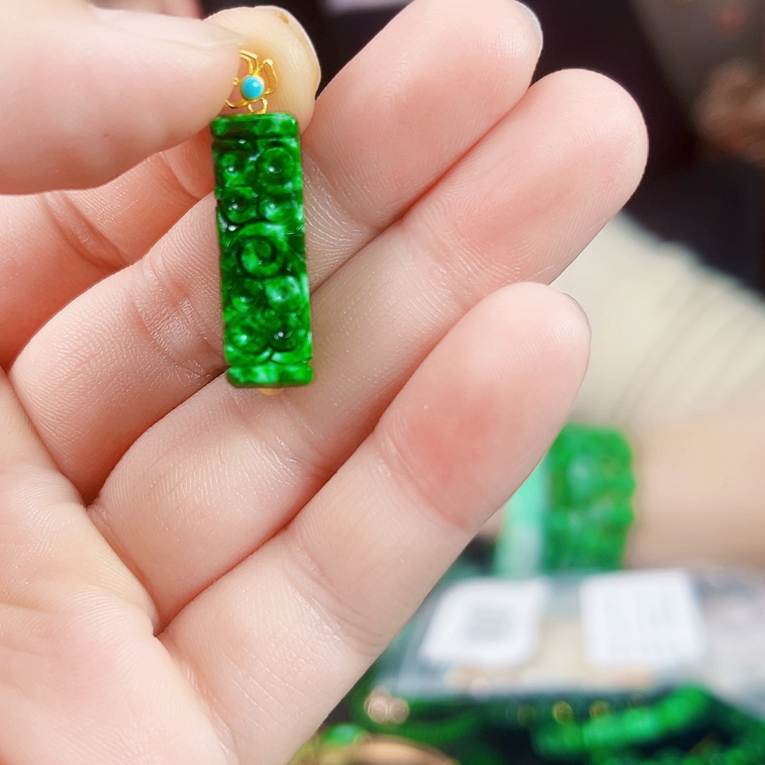 翡翠颈饰18K金镶嵌吊坠