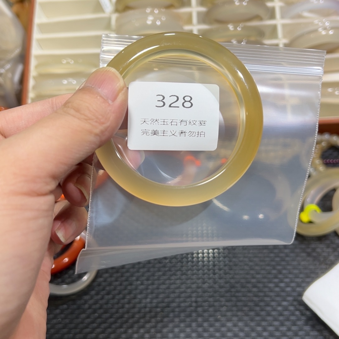 K***e玛瑙/玉髓未镶嵌手镯57有包容