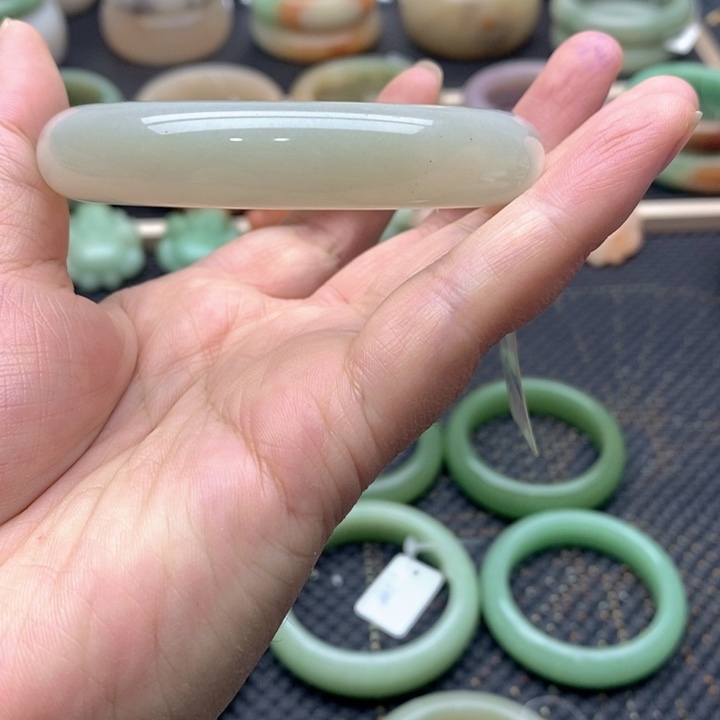 石英质玉手镯未镶嵌一**你