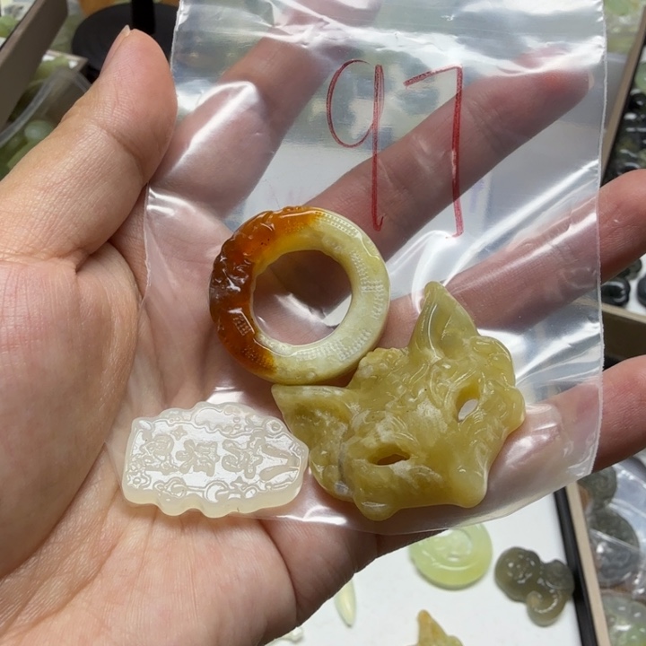 透闪石-蛇纹石玉吊坠未镶嵌