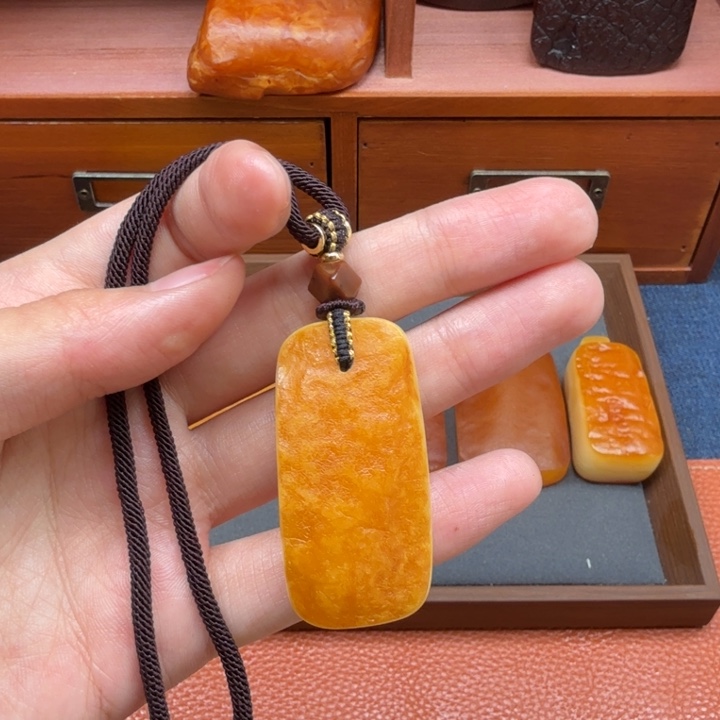 蜜蜡未镶嵌吊坠(赠链)