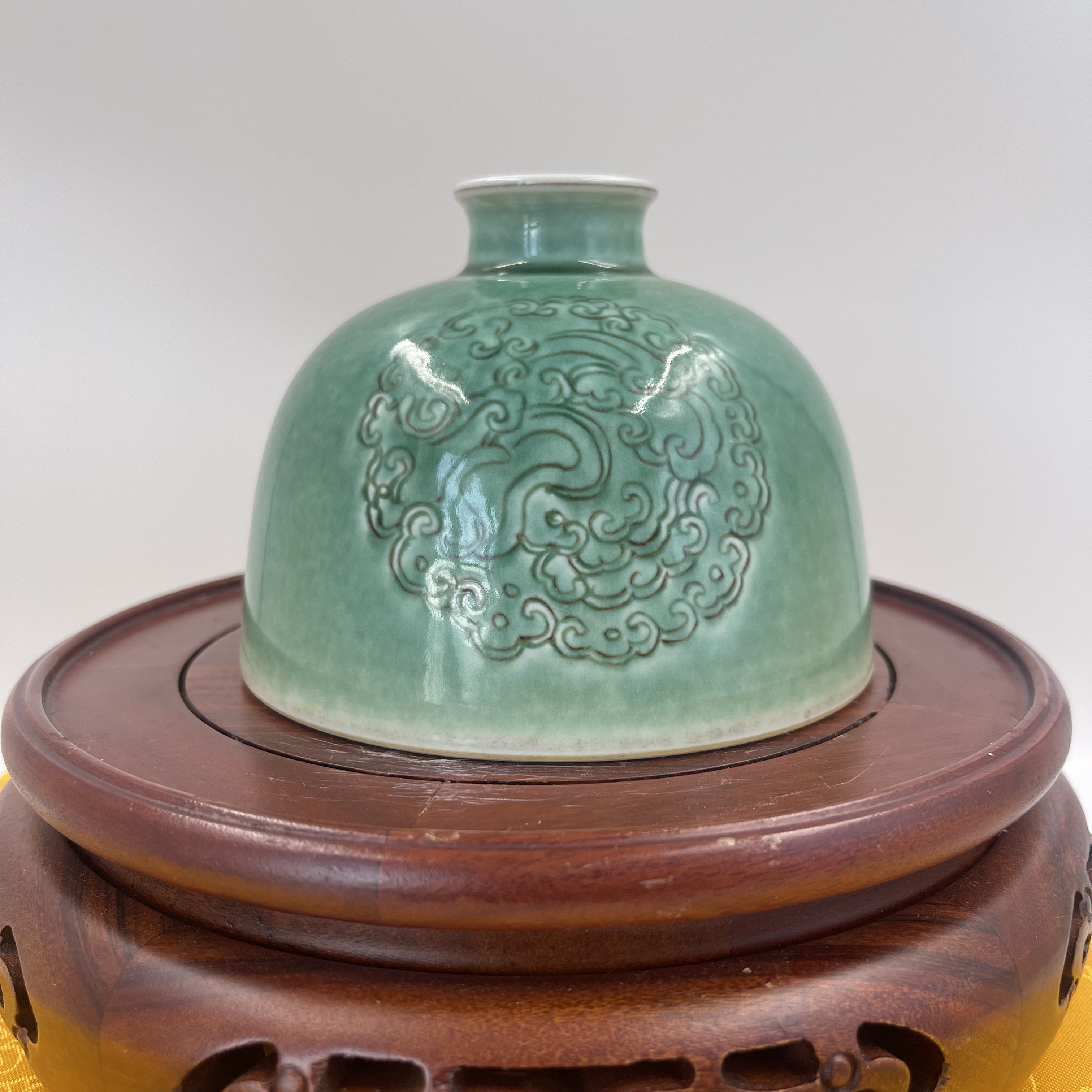 郎窑绿釉 刻团花纹 太白尊   高8.8公分 口径3公分 全品  