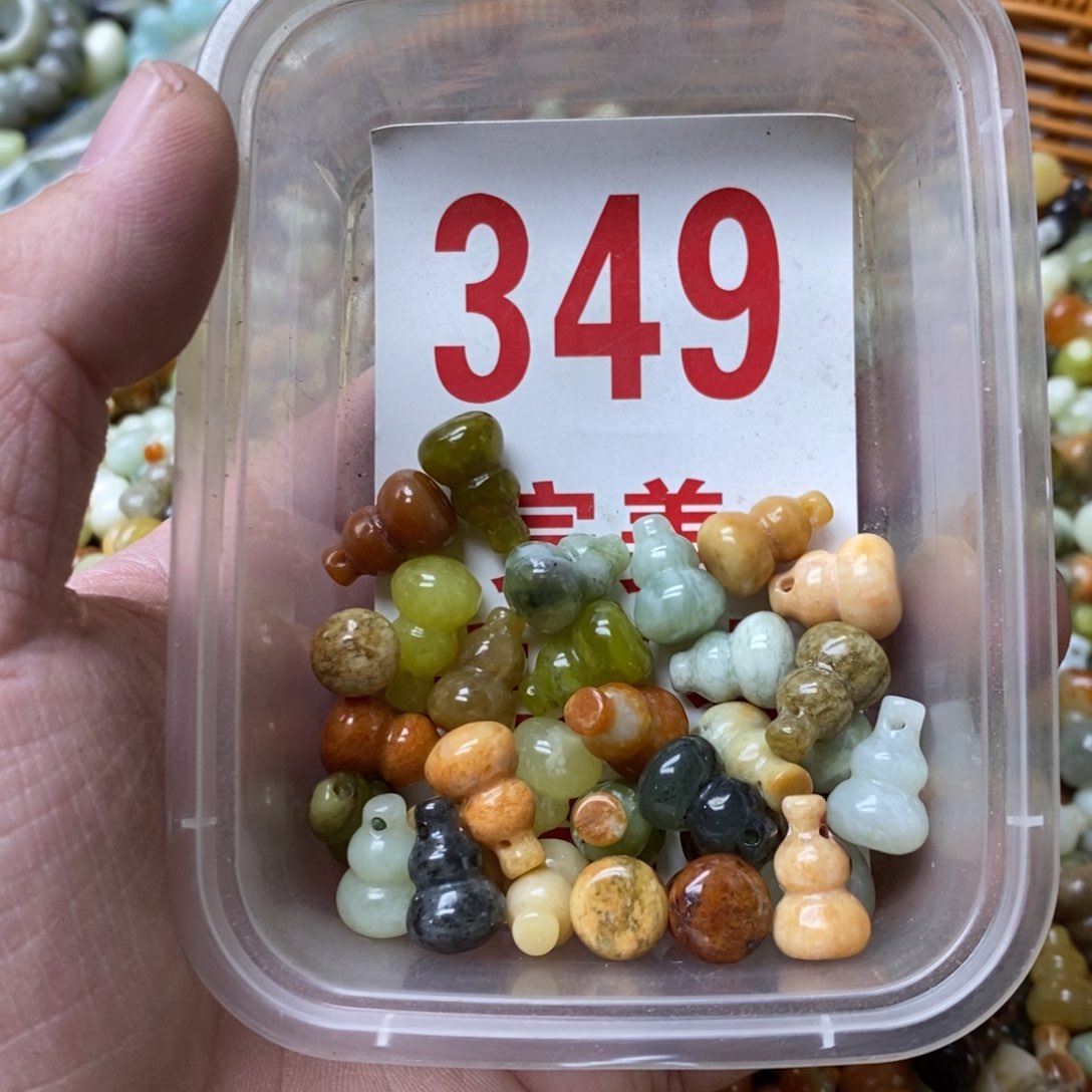 蛇纹石玉挂坠未镶嵌