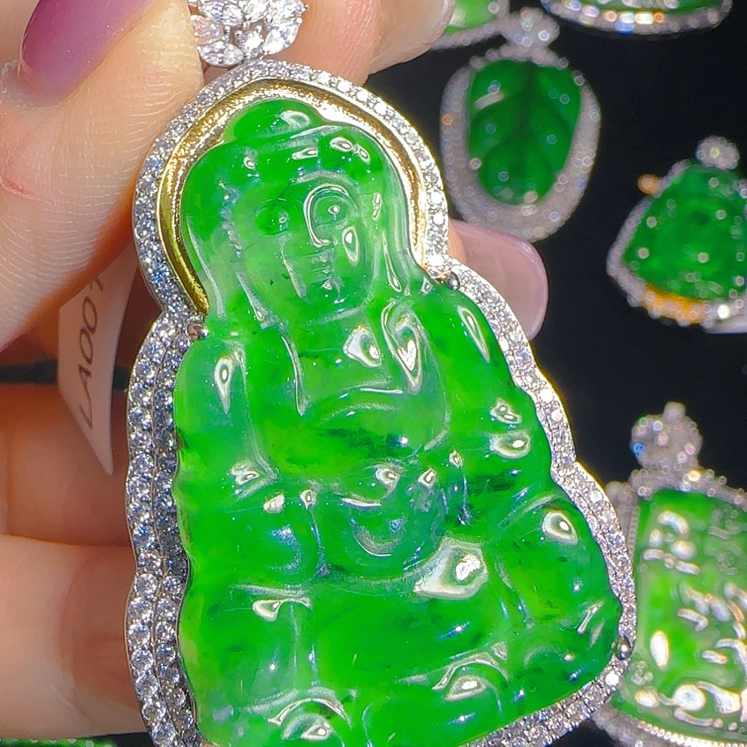 翡翠吊坠(赠链)未镶嵌