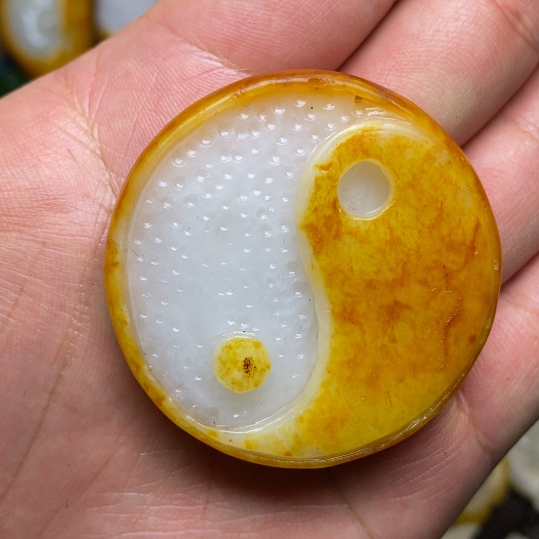 用***z和田玉未镶嵌颈饰