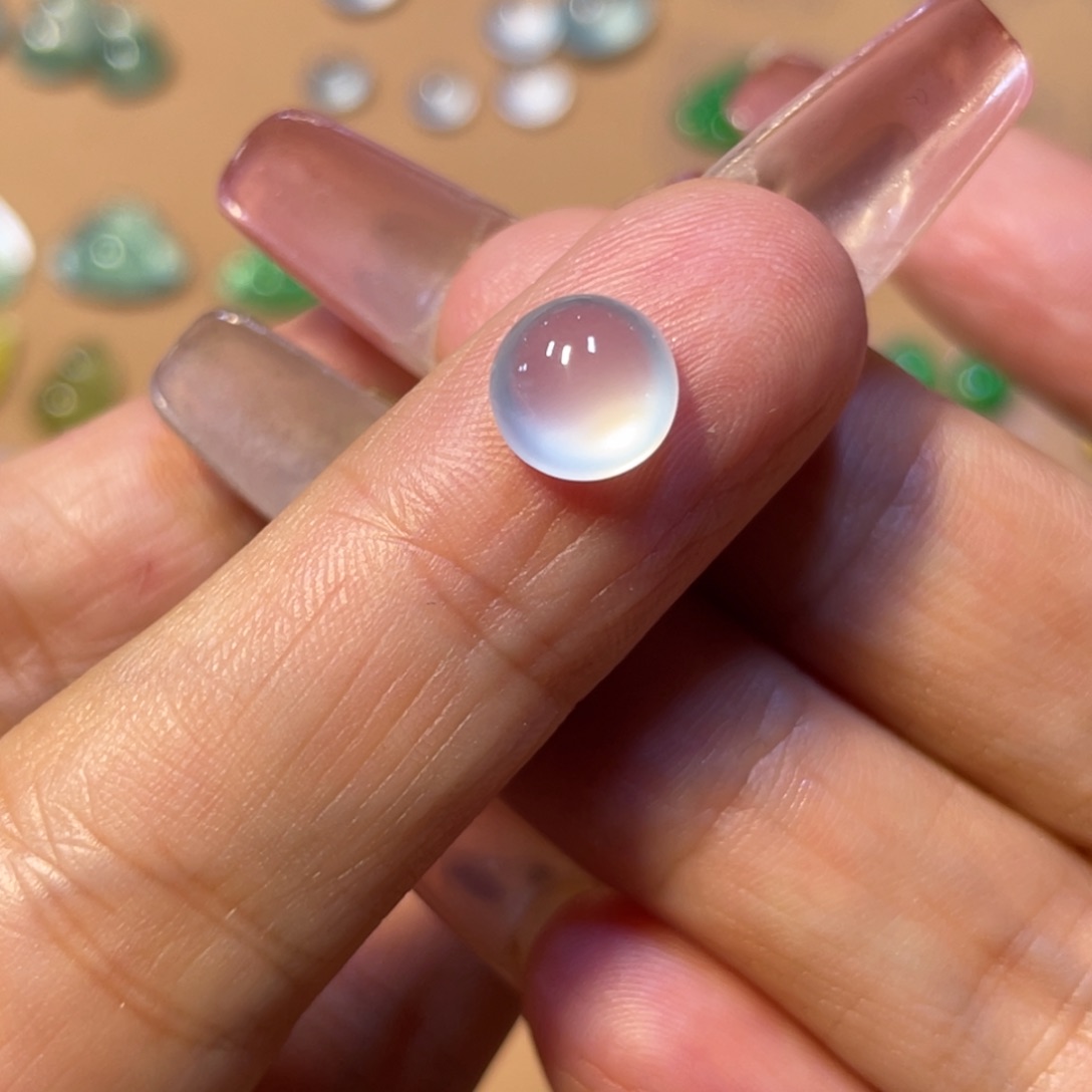 翡翠未镶嵌颈饰蛋羹