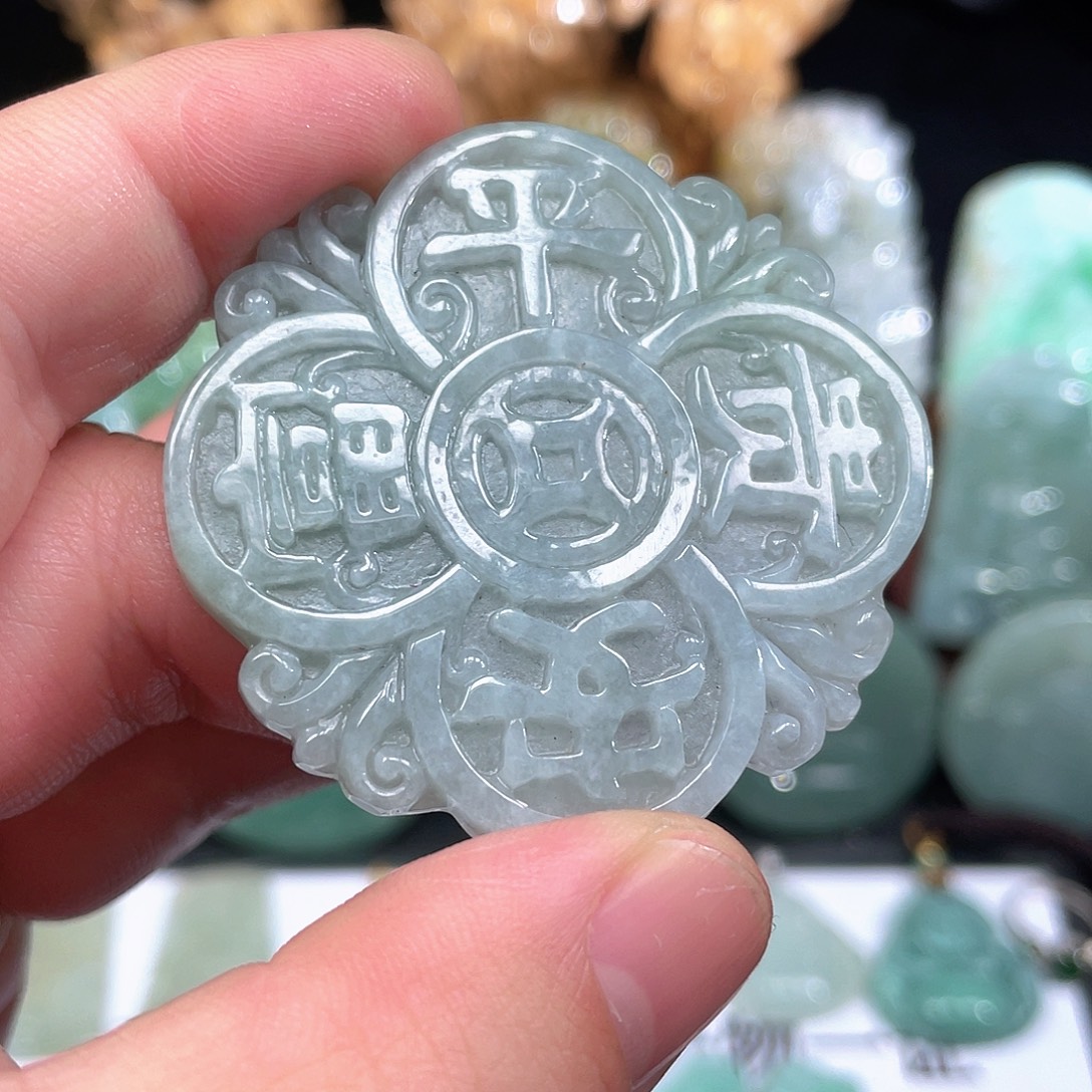 翡翠未镶嵌颈饰平安