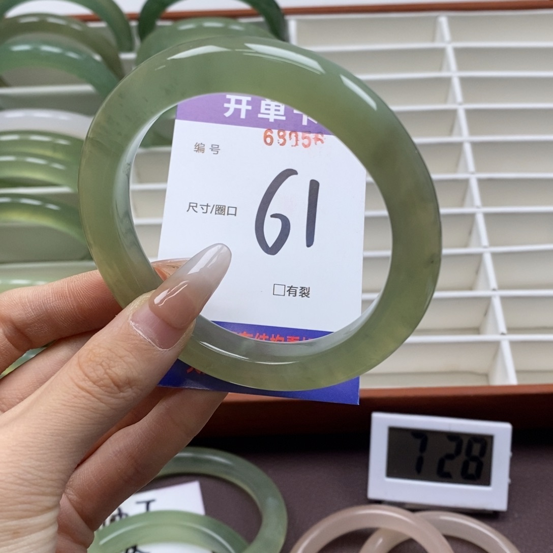 蛇纹石玉手镯未镶嵌