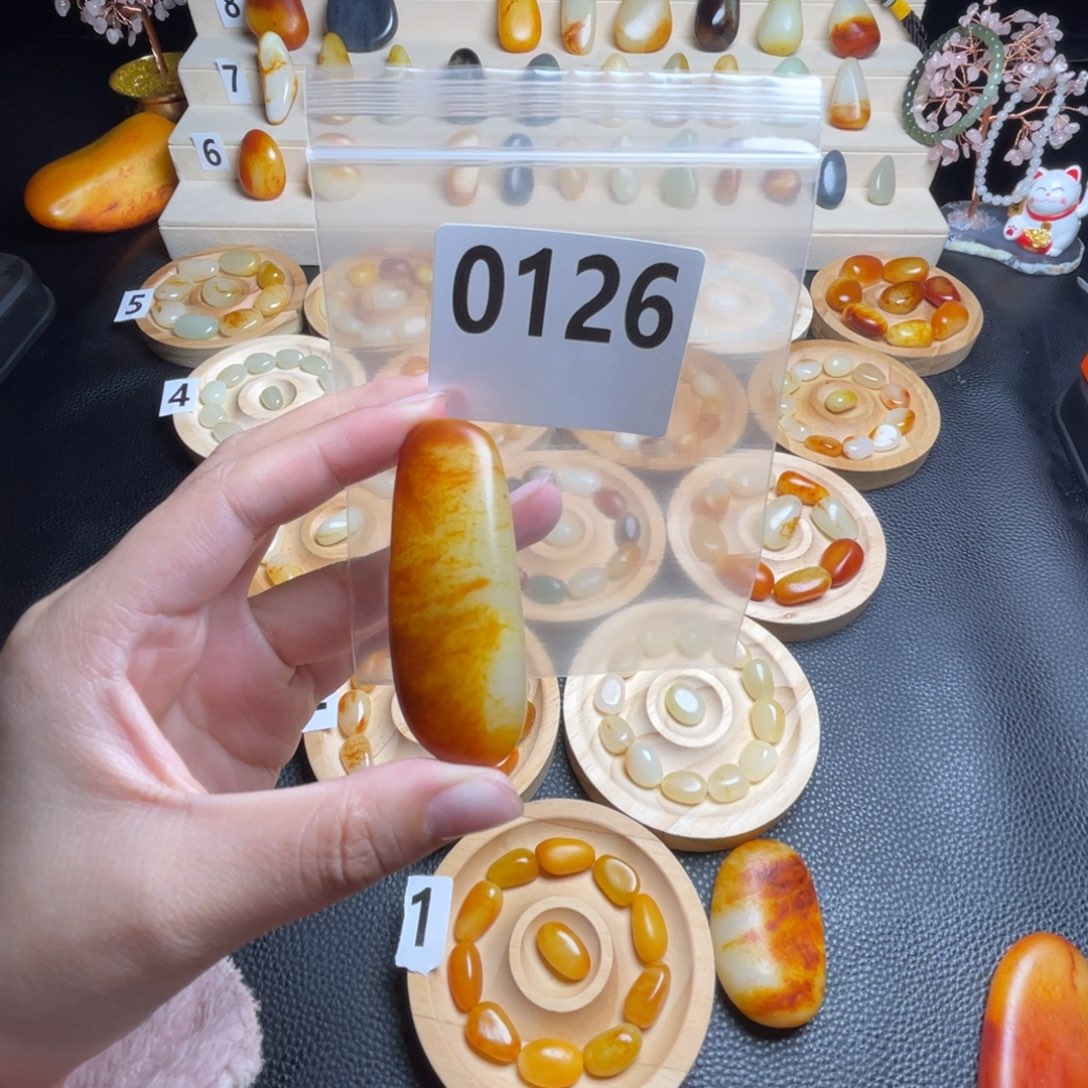 临***司和田玉未镶嵌手链