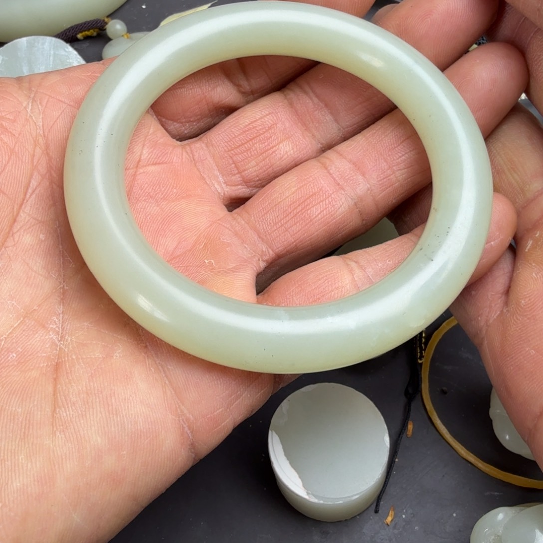 和田玉手镯未镶嵌