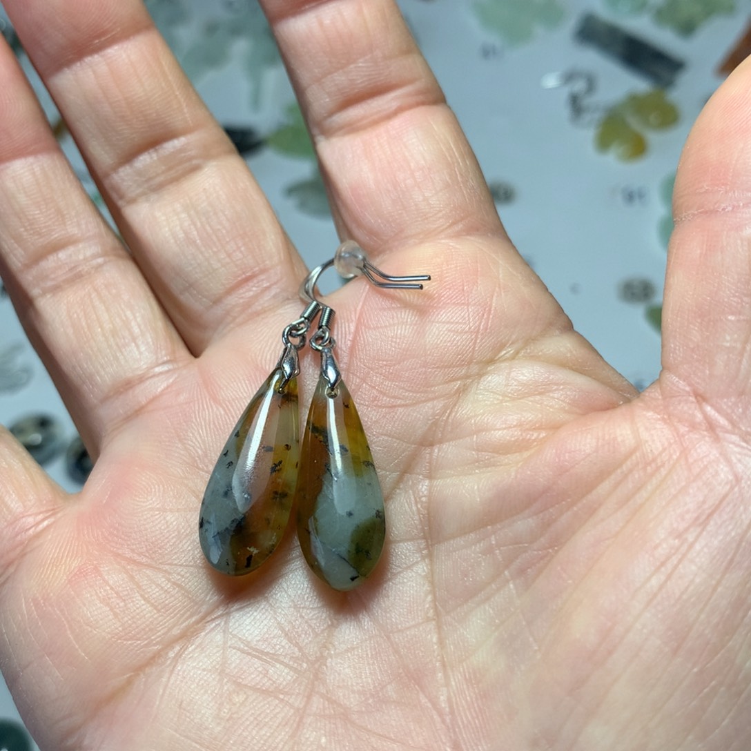 蛇纹石玉未镶嵌耳环