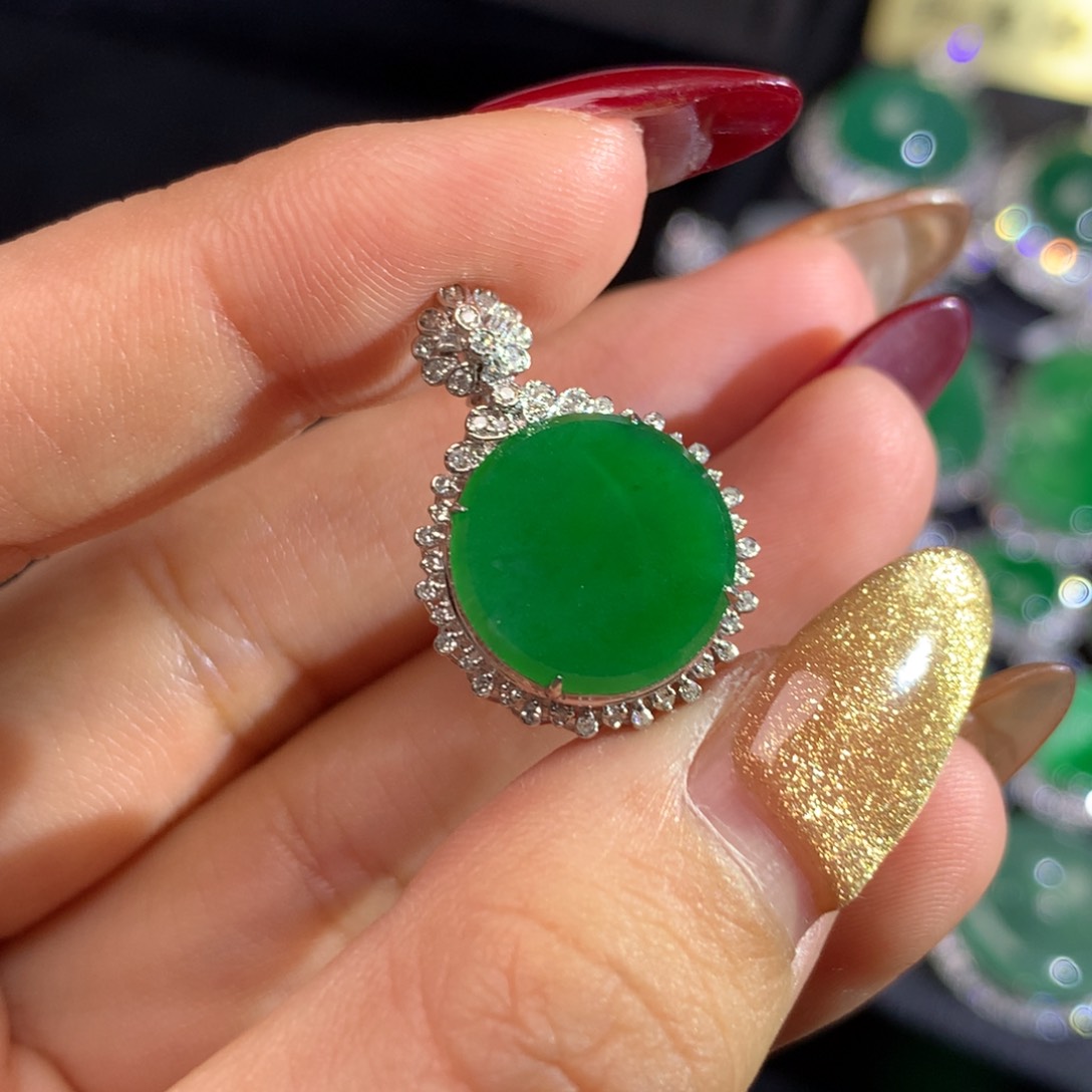 翡翠挂件18K金镶嵌圆牌