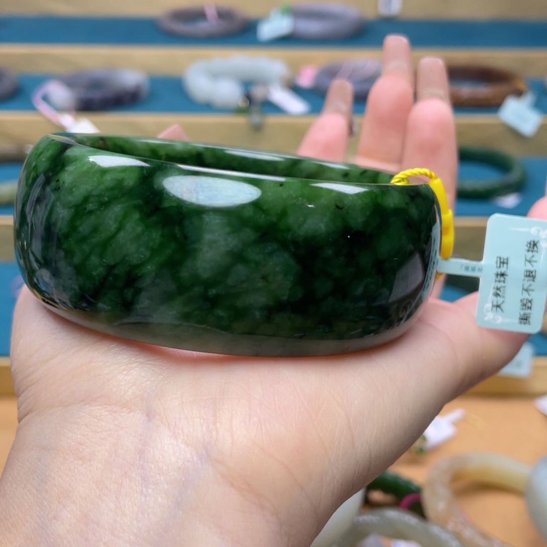 和田玉手镯65圈口。编号90未镶嵌