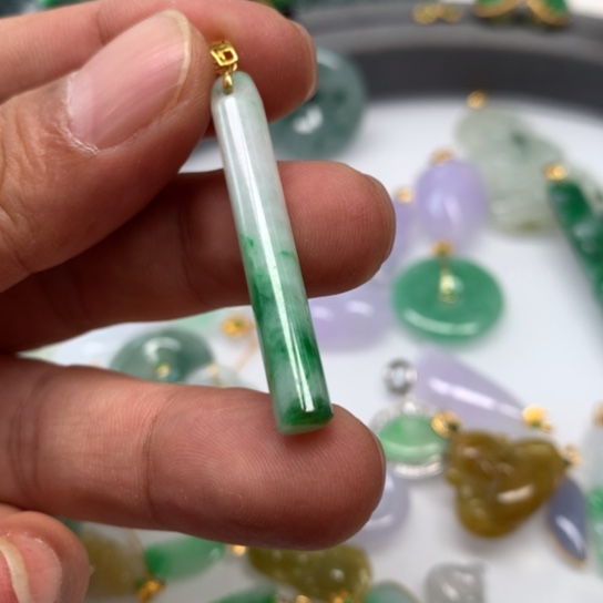 翡翠颈饰未镶嵌翡翠