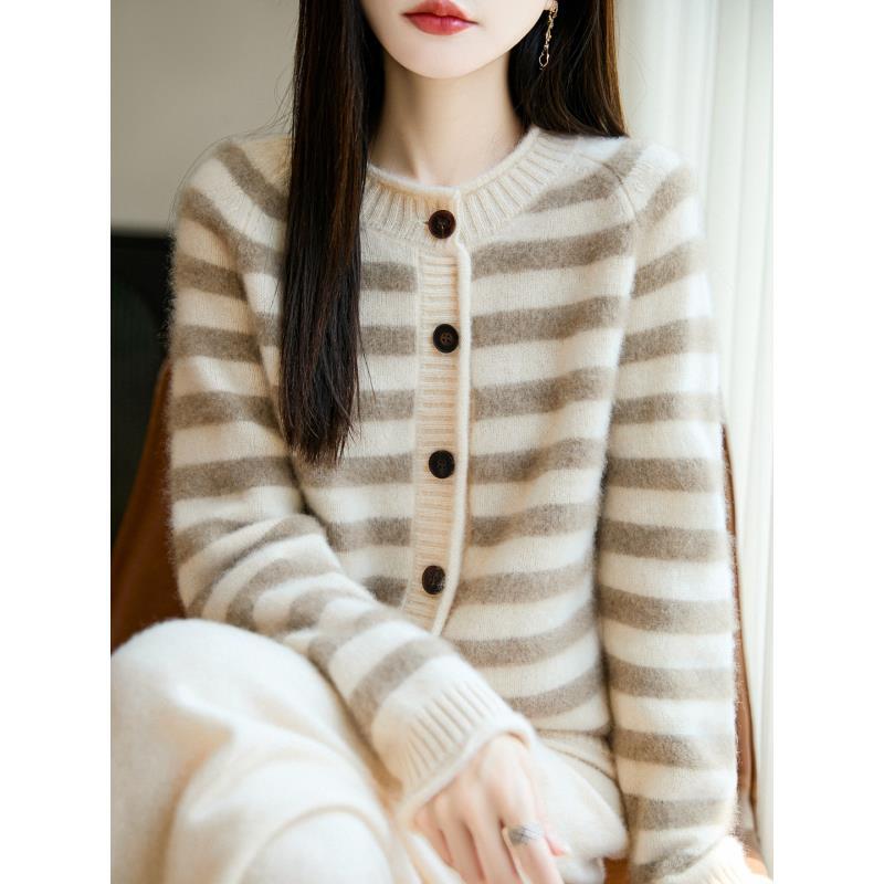 100%纯羊毛七针加厚条纹大扣羊毛开衫D402