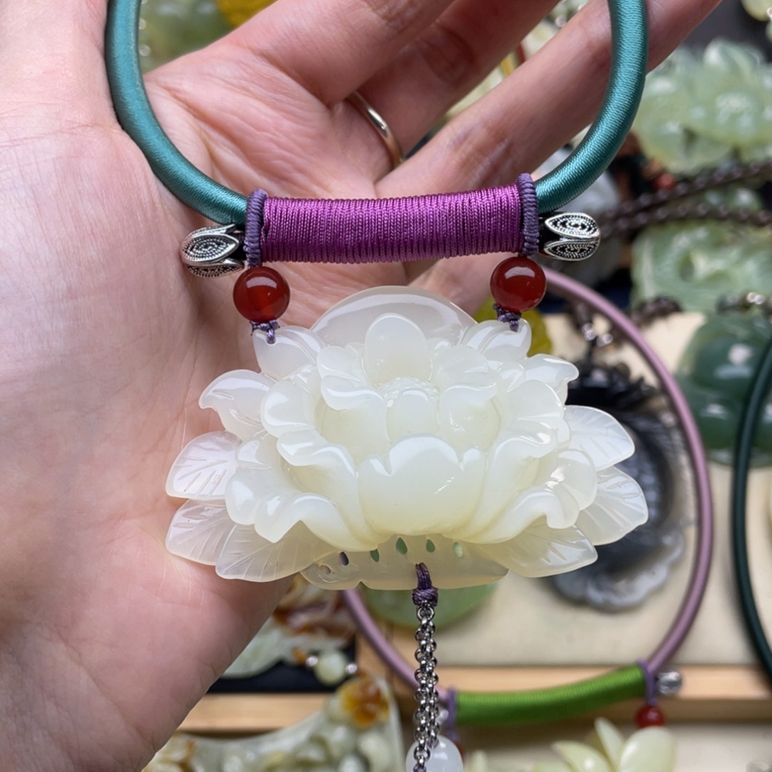 蛇纹石玉颈饰未镶嵌