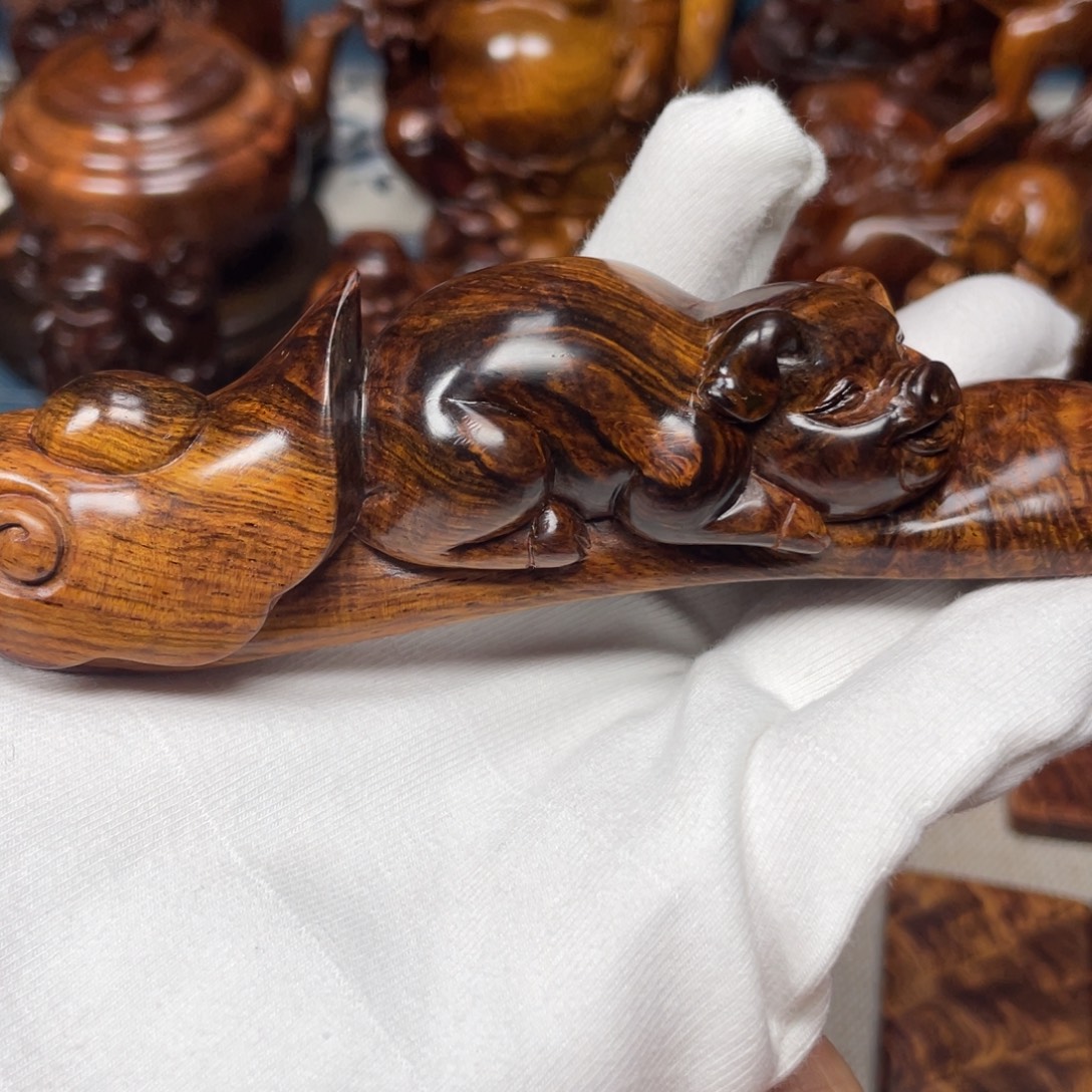 m***s黄花梨/降香黄檀手把件