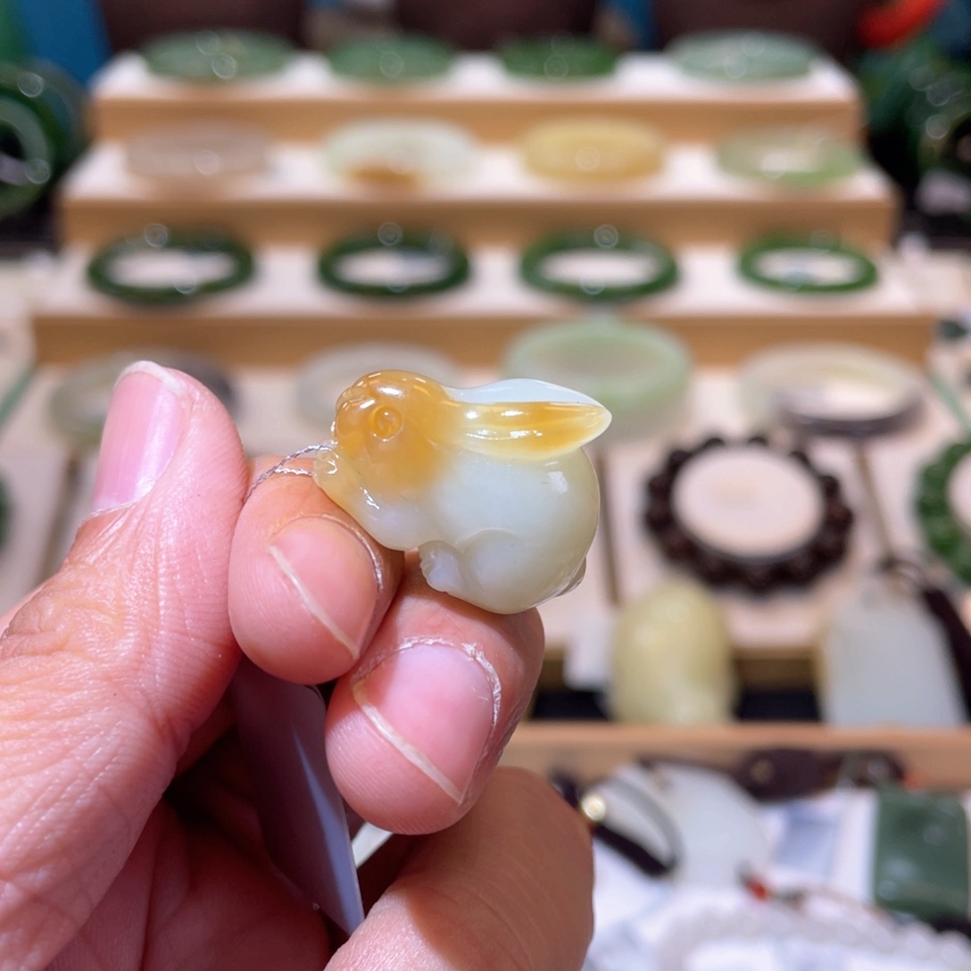 和田玉高品糖白兔子吊坠未镶嵌