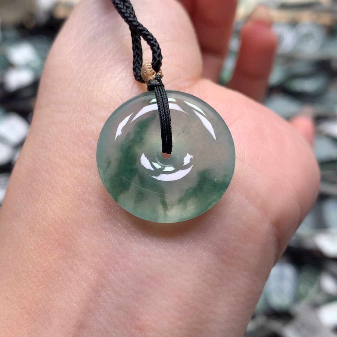 翡翠颈饰未镶嵌平安扣