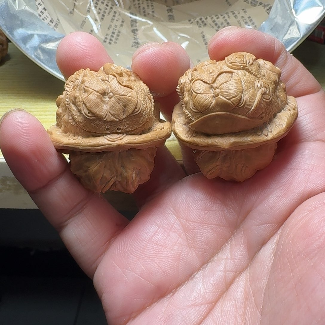 文玩核桃把件尺寸39单面金蟾