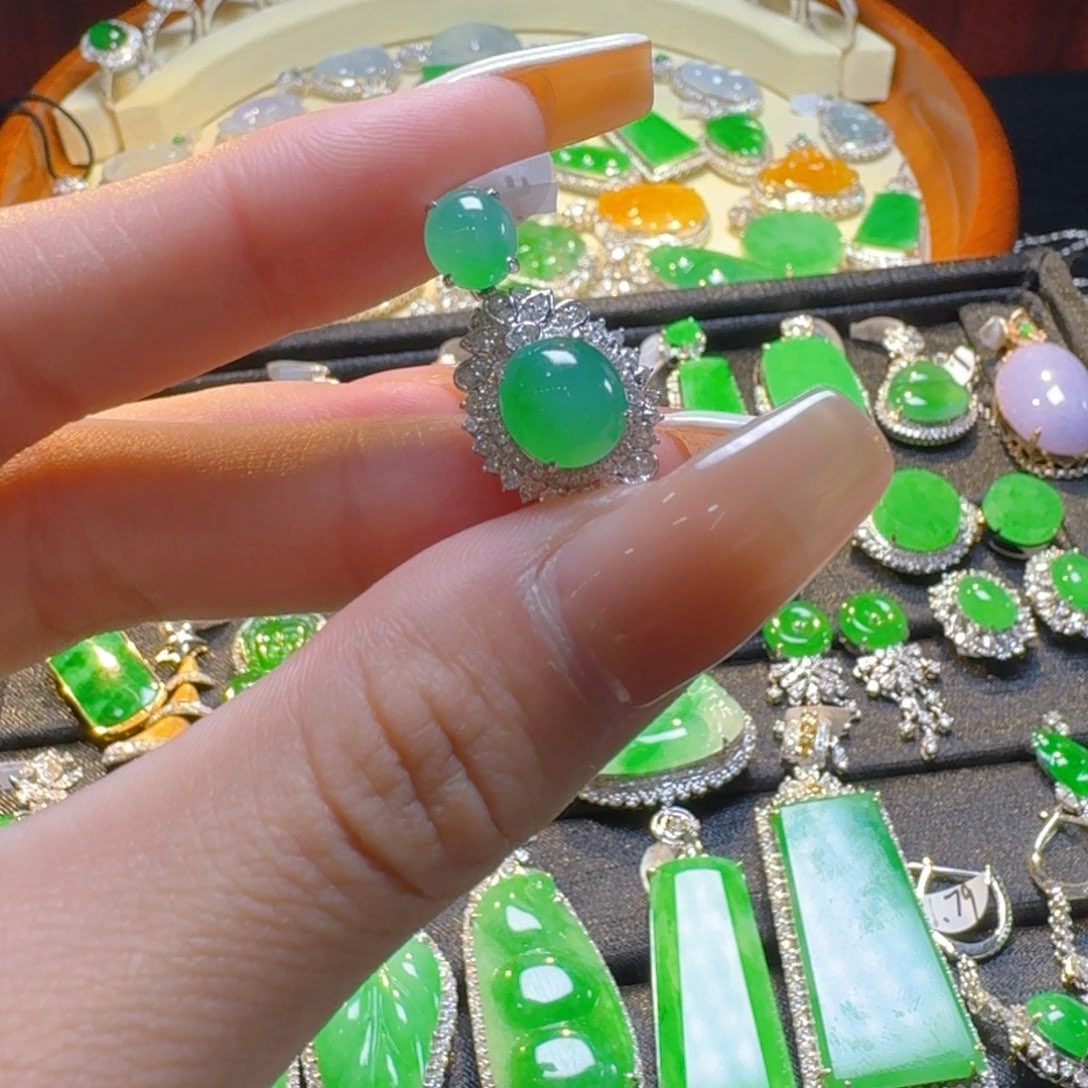 翡翠18K金镶嵌颈饰蛋面吊坠