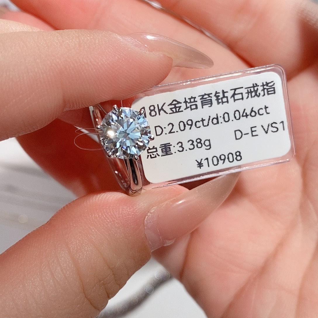 子***晴18K金镶嵌合成钻石