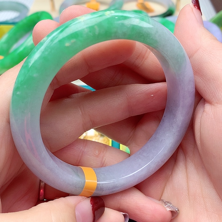 翡翠手镯未镶嵌翡翠