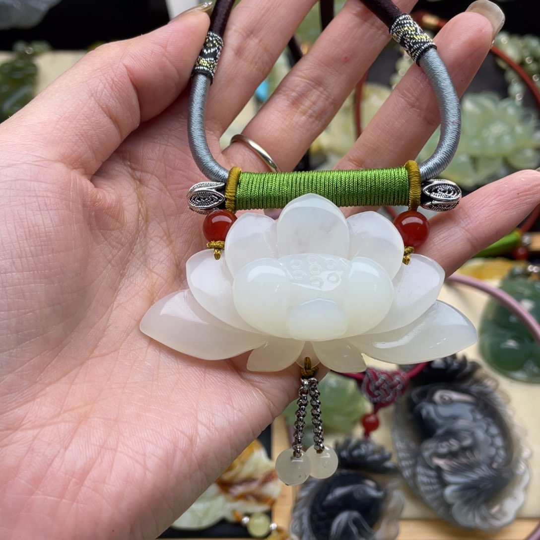 蛇纹石玉颈饰未镶嵌