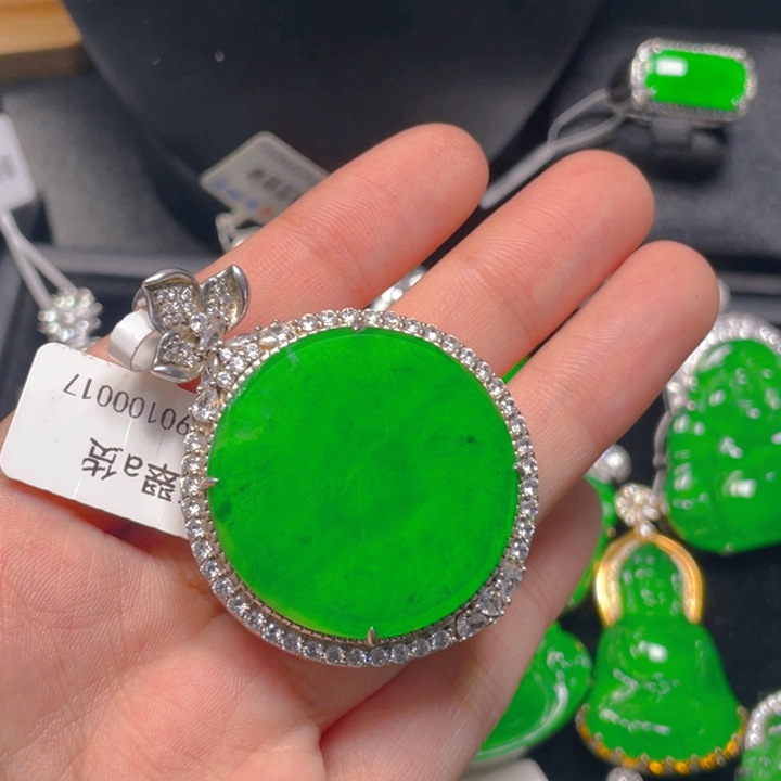 小****翡翠未镶嵌吊坠(不含链)