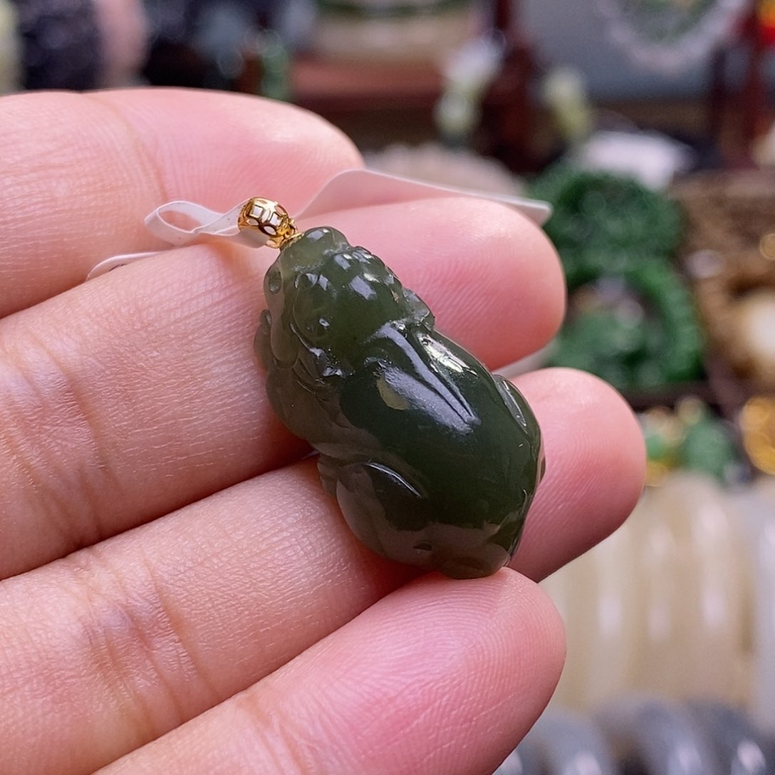 和田玉冰晴水湖水绿金镶貔貅吊坠未镶嵌