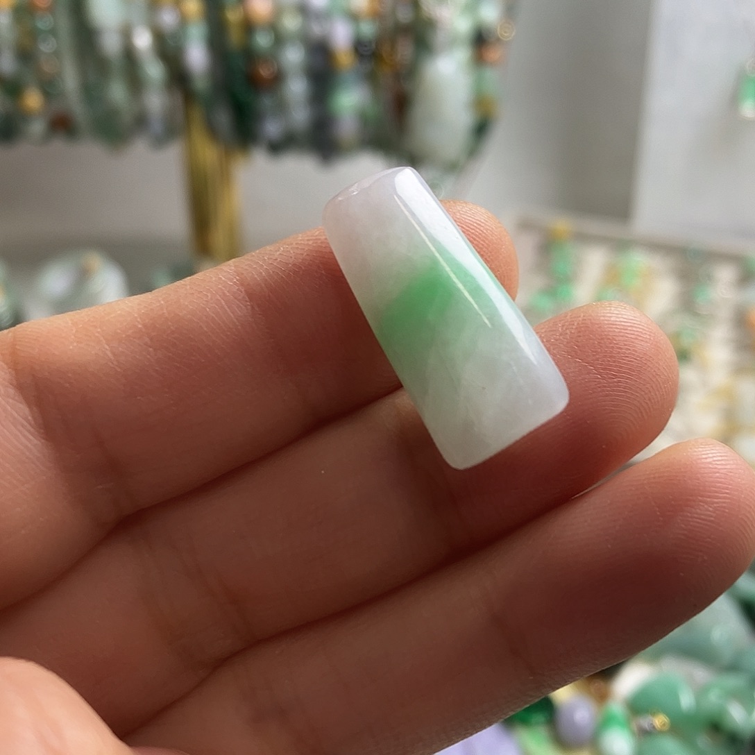 翡翠未镶嵌颈饰05