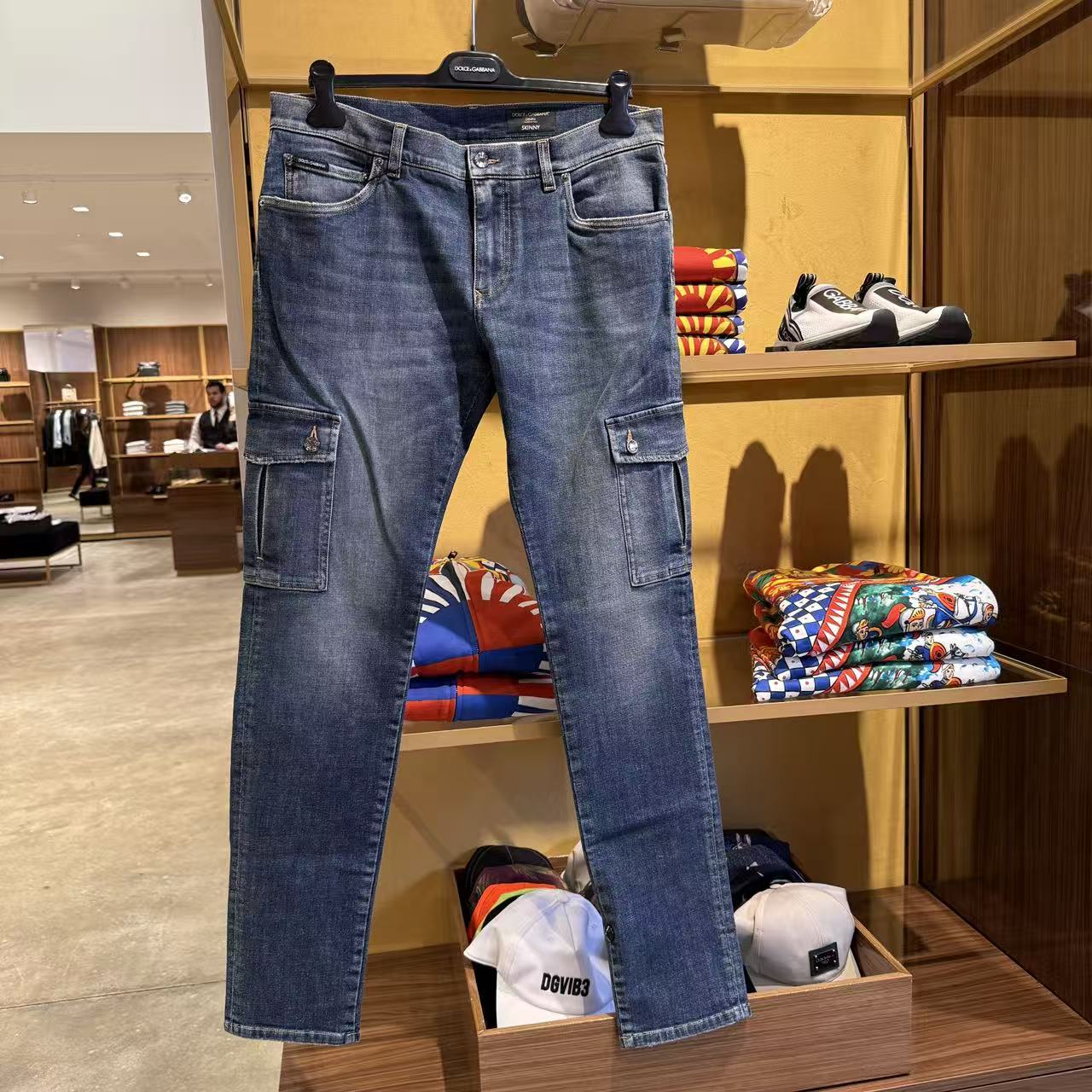 【CC在欧洲】D...G 1号折扣店   复古紧身小标工装牛仔裤