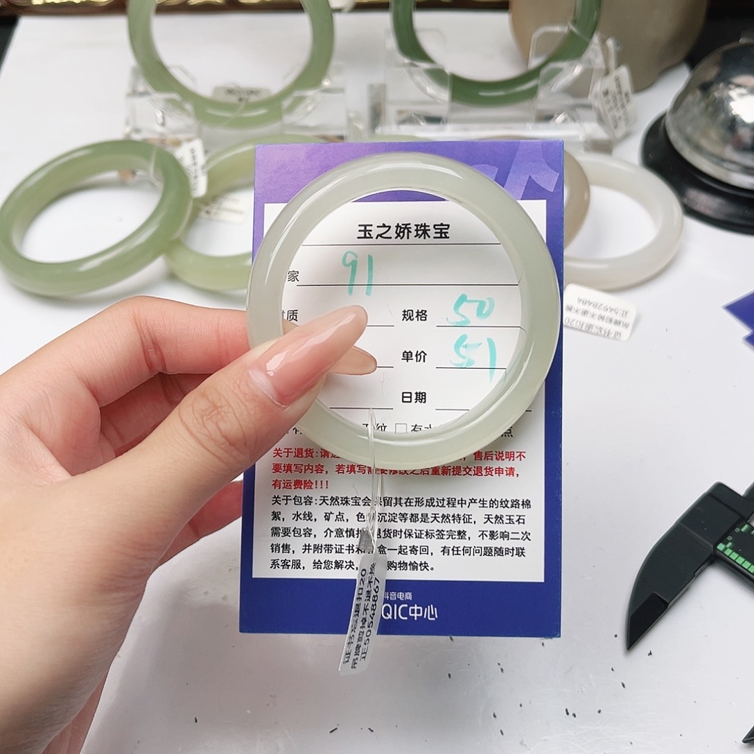 和田玉未镶嵌手镯