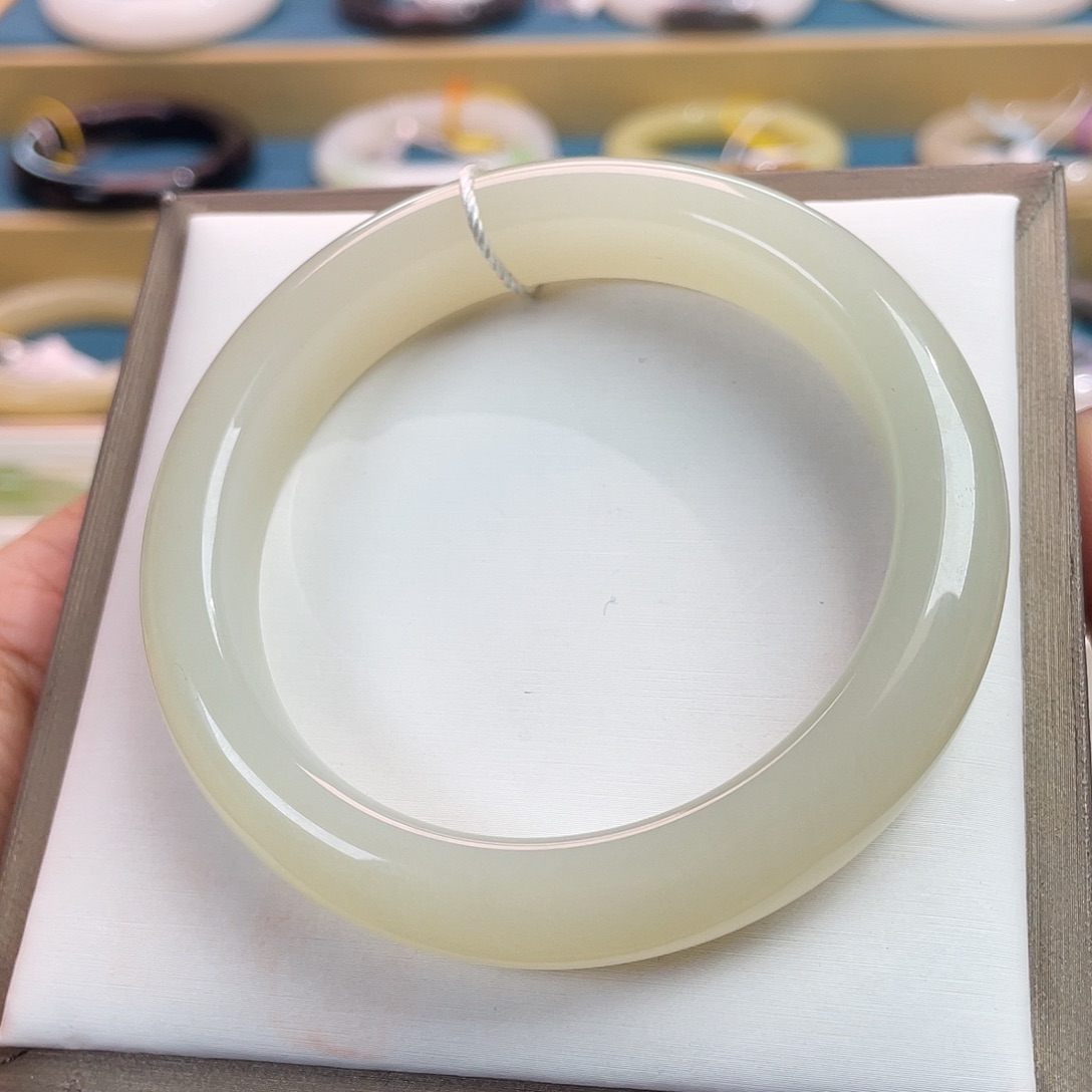 和田玉未镶嵌手镯